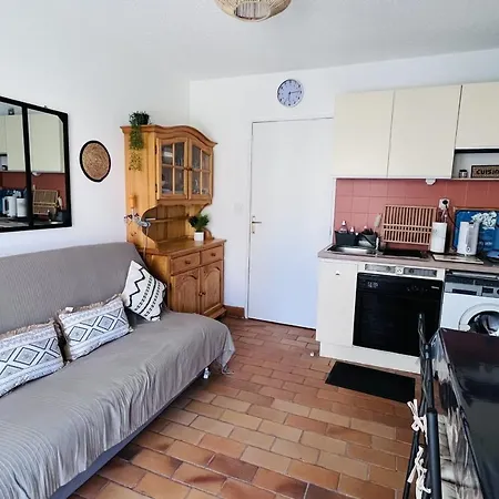 2 Min Walk From The Апартаменты *
